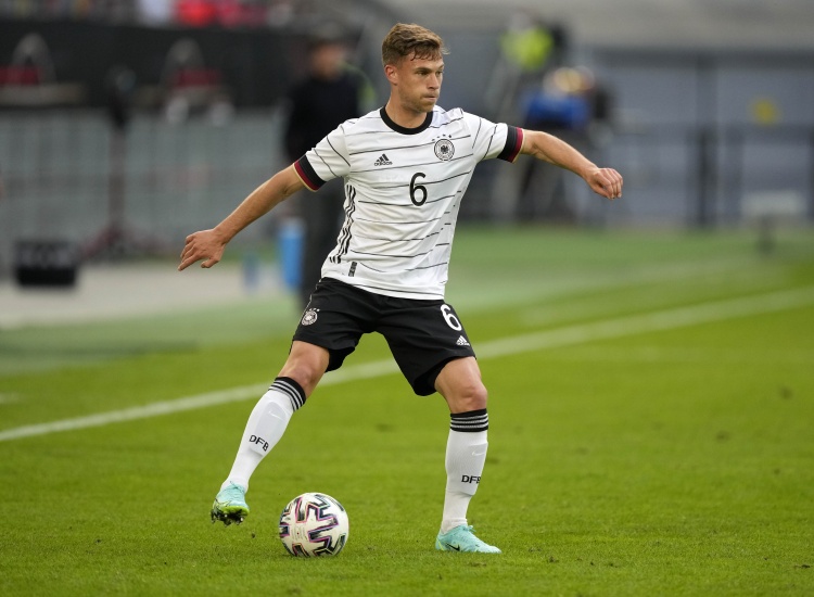 不踢右后卫！德媒：纳帅决定将基米希调回中场，加强德国队控制力